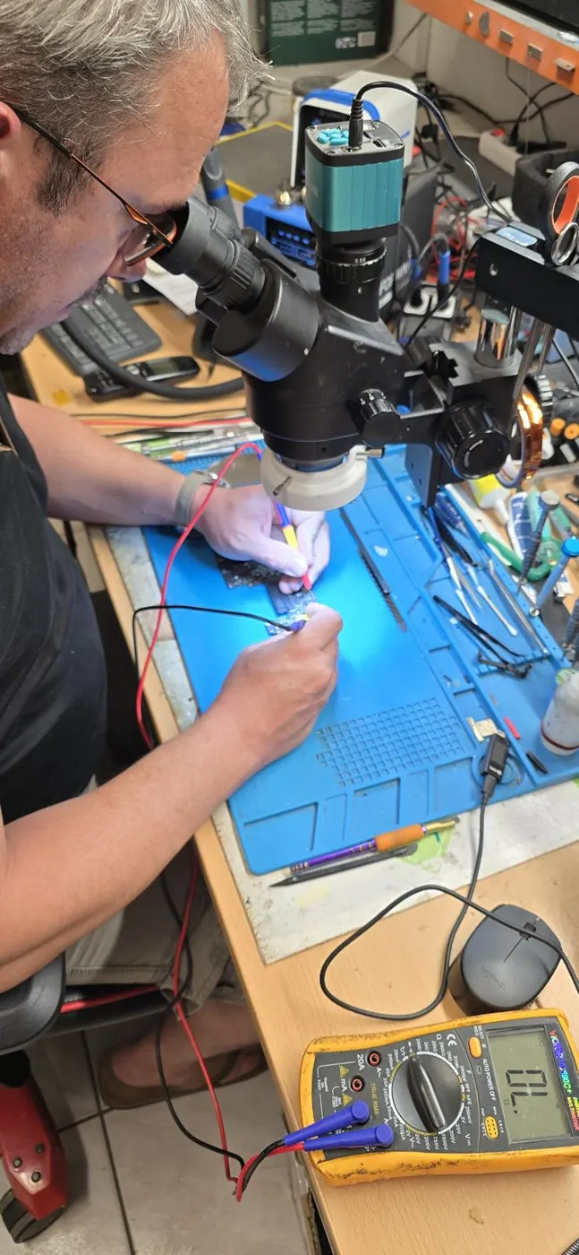 Poste de micro-soudure de l'atelier