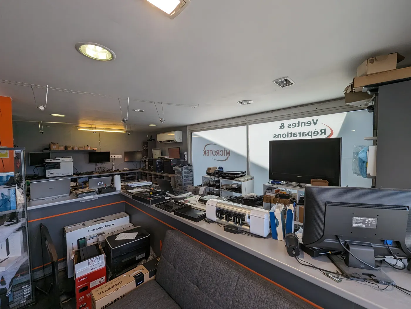 Intérieur de la boutique MICROTEK de Biscarrosse : comptoir et atelier
