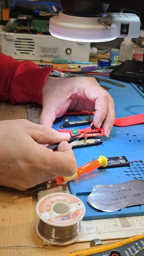 Soudure sur un Joy-Con de Nintendo Switch sous microscope