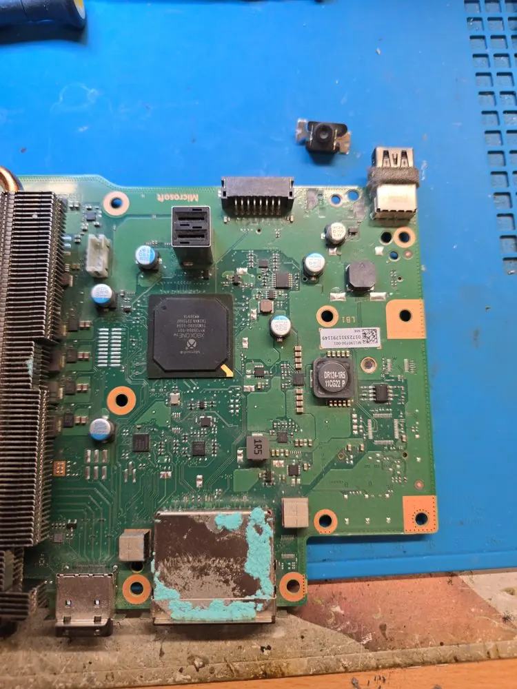 Carte mère d'une Xbox Series S avec le port HDMI