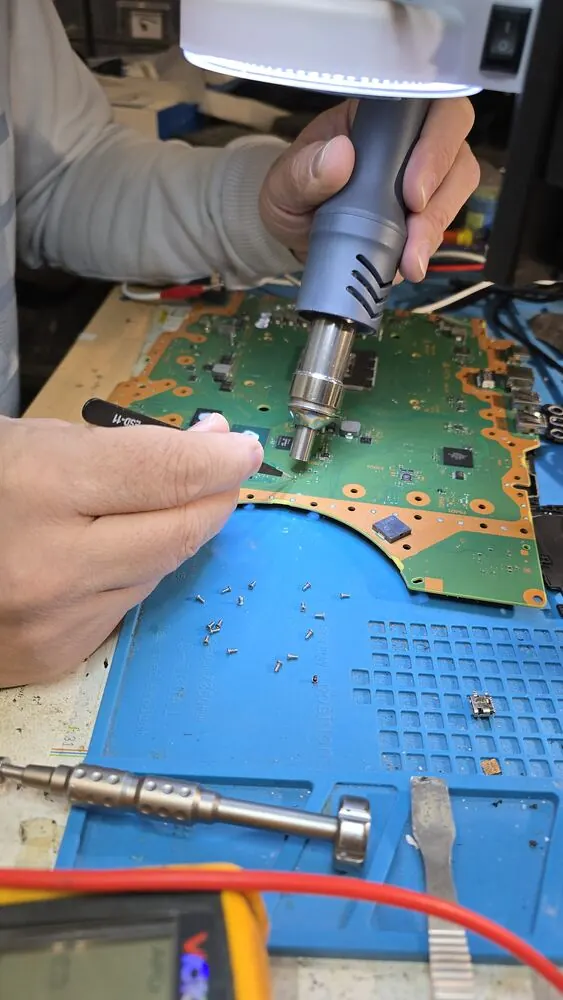 Réparation de la carte d'une PlayStation 5 à la station à air chaud