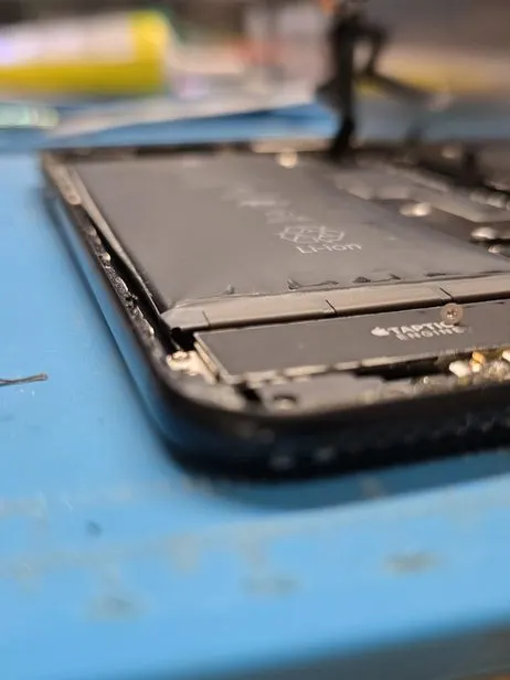 Batterie gonflée à l'intérieur d'un smartphone ouvert