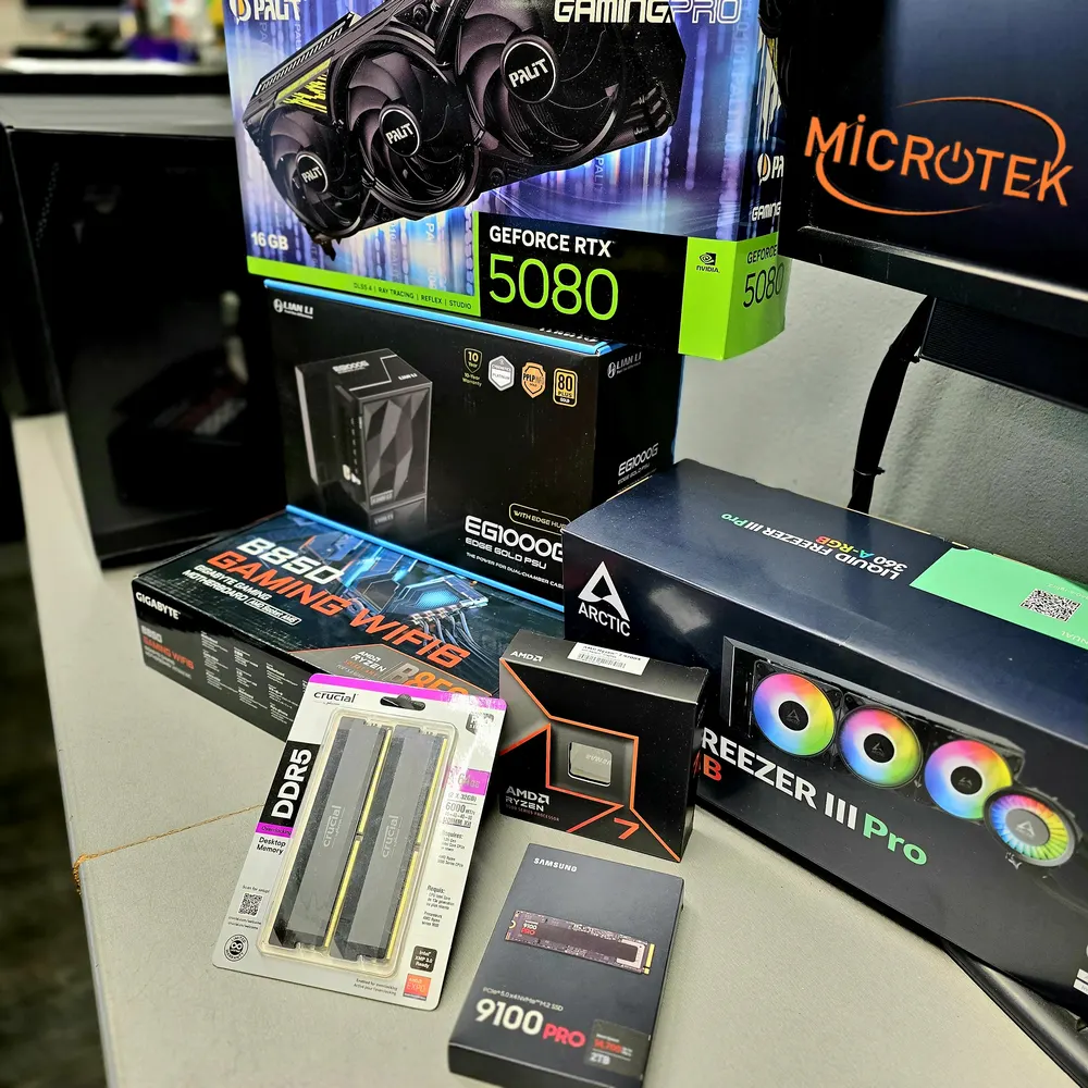 Composants d'un PC gamer, puis le PC terminé dans un boîtier vitré : composants