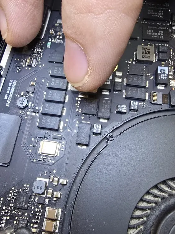 Composants soudés sur la carte mère d'un MacBook, vue rapprochée