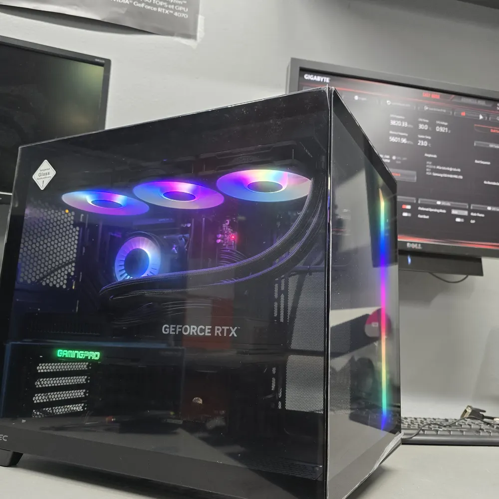 Composants d'un PC gamer, puis le PC terminé dans un boîtier vitré : pc monté