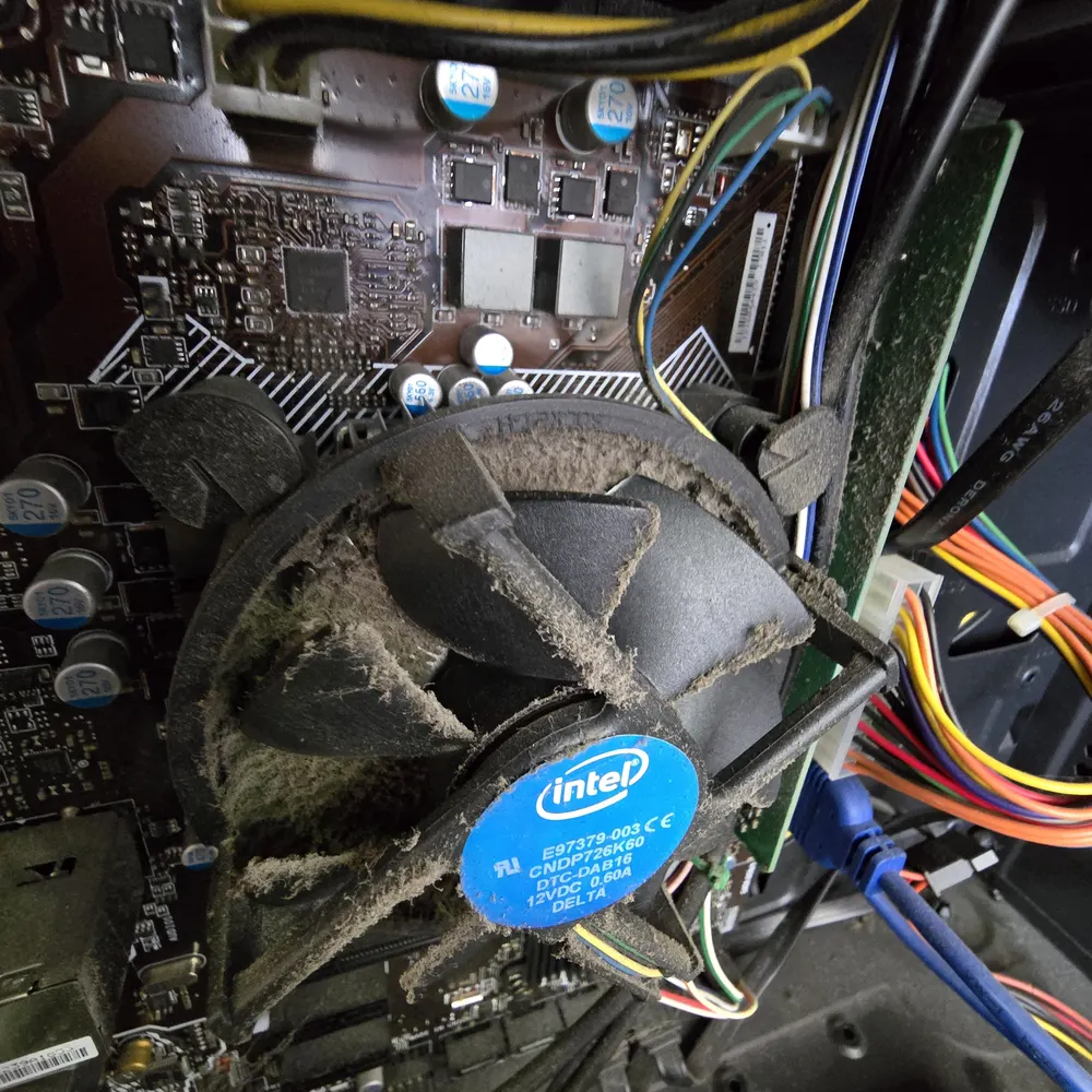 Ventilateur de processeur couvert de poussière
