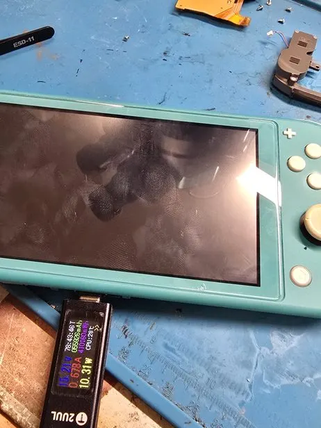 Nintendo Switch Lite avec écran noir, puis avec l'écran d'accueil : écran noir